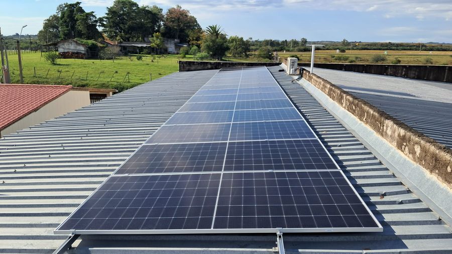Paneles solares sobre el techo de chapa del galpón de Distribuidora Morena
